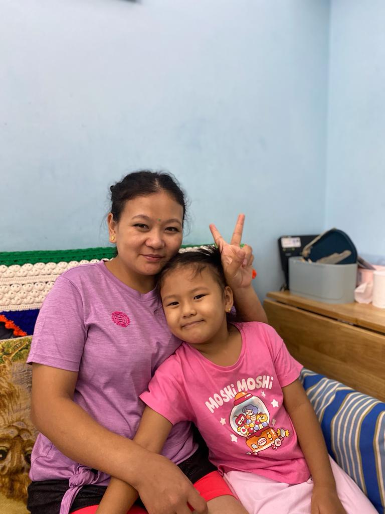 अभिभावक कार्यशालाएँ जातीय अल्पसंख्यक माता-पिता और बच्चों को चीनी सीखने में सहायता करती हैं